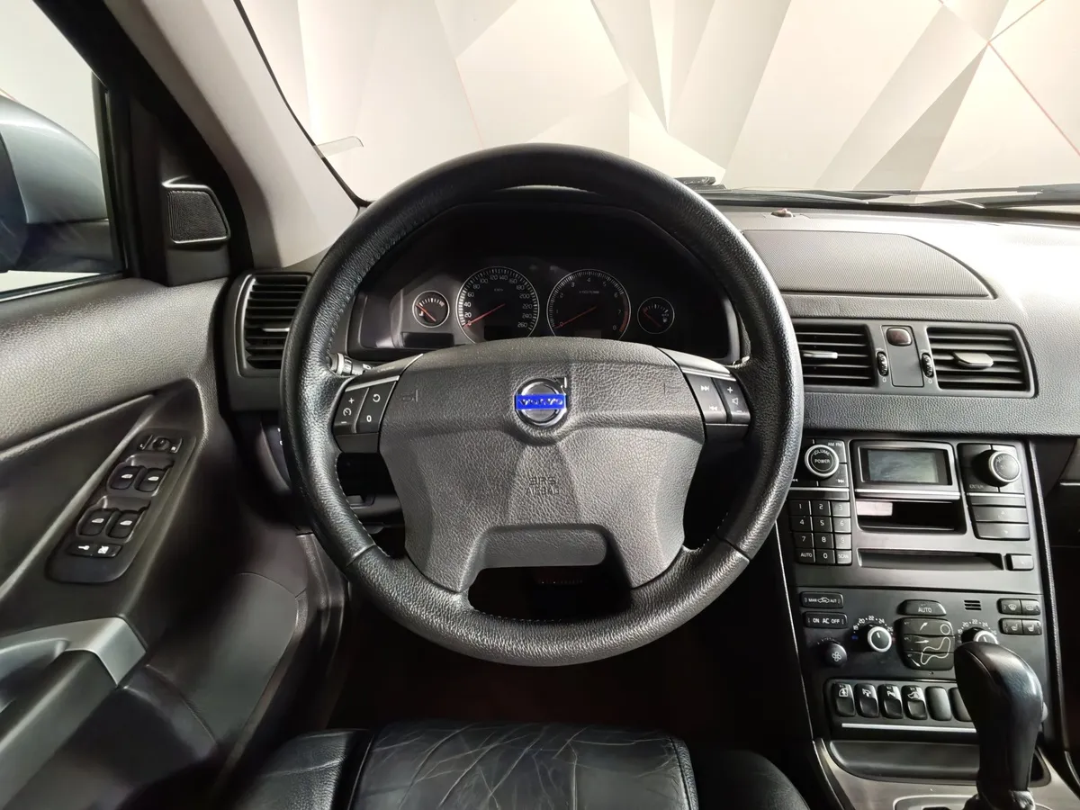 Volvo XC90 2.5 T5 Geartronic AWD (5 мест) (210 л.с.) Серебристый в АВИЛОН. Слайд №19