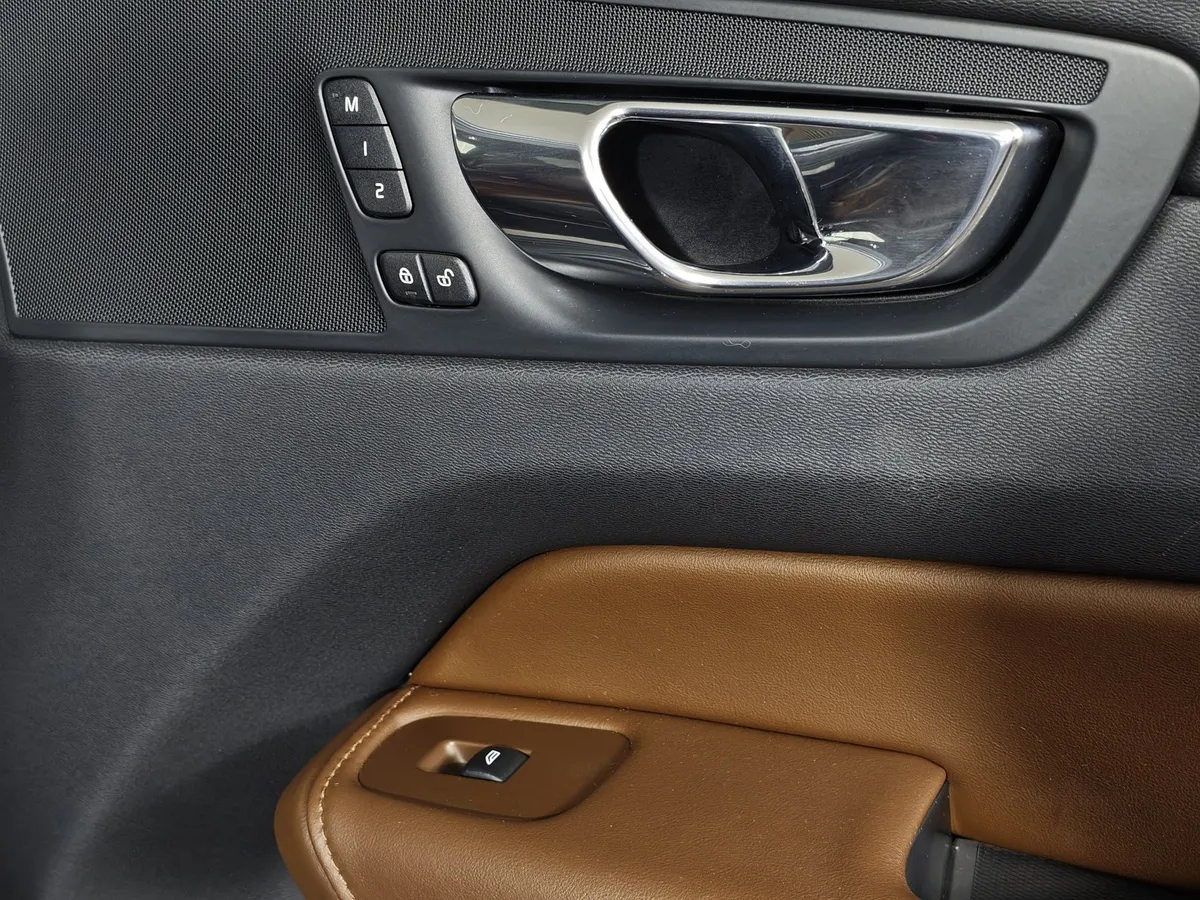 Volvo XC60 2.0 D5 AT AWD (235 л.с.) Momentum Серый в АВИЛОН. Слайд №23