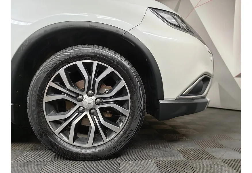 Mitsubishi Outlander 2.4 CVT 4WD (167 л.с.) Белый в АВИЛОН. Слайд №18