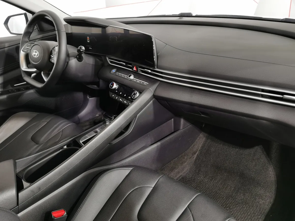 Hyundai Elantra 1.5 CTV (115 л.с.) Premium Edition Белый в АВИЛОН. Слайд №12
