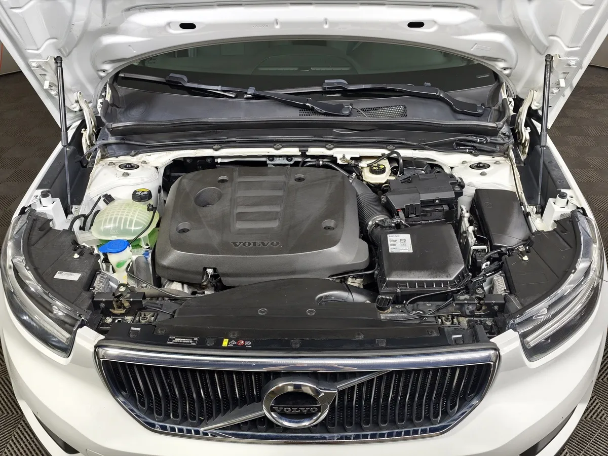Volvo XC40 2.0 D3 Drive-E AT AWD (150 л.с.) Momentum Белый в АВИЛОН. Слайд №11