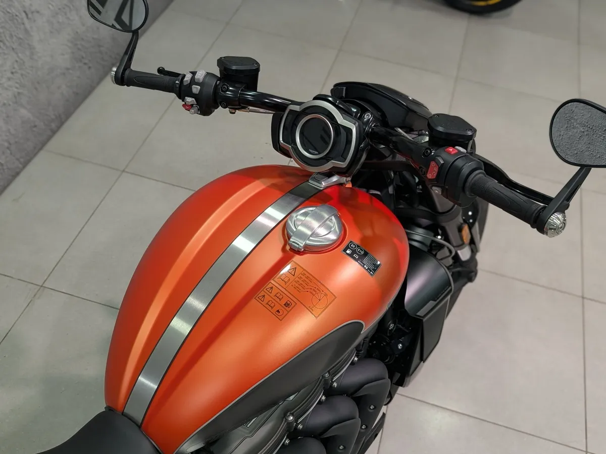 Triumph Rocket 3 2458 см³ (167 л.с.) (167) 2458 Оранжевый в АВИЛОН. Слайд №5