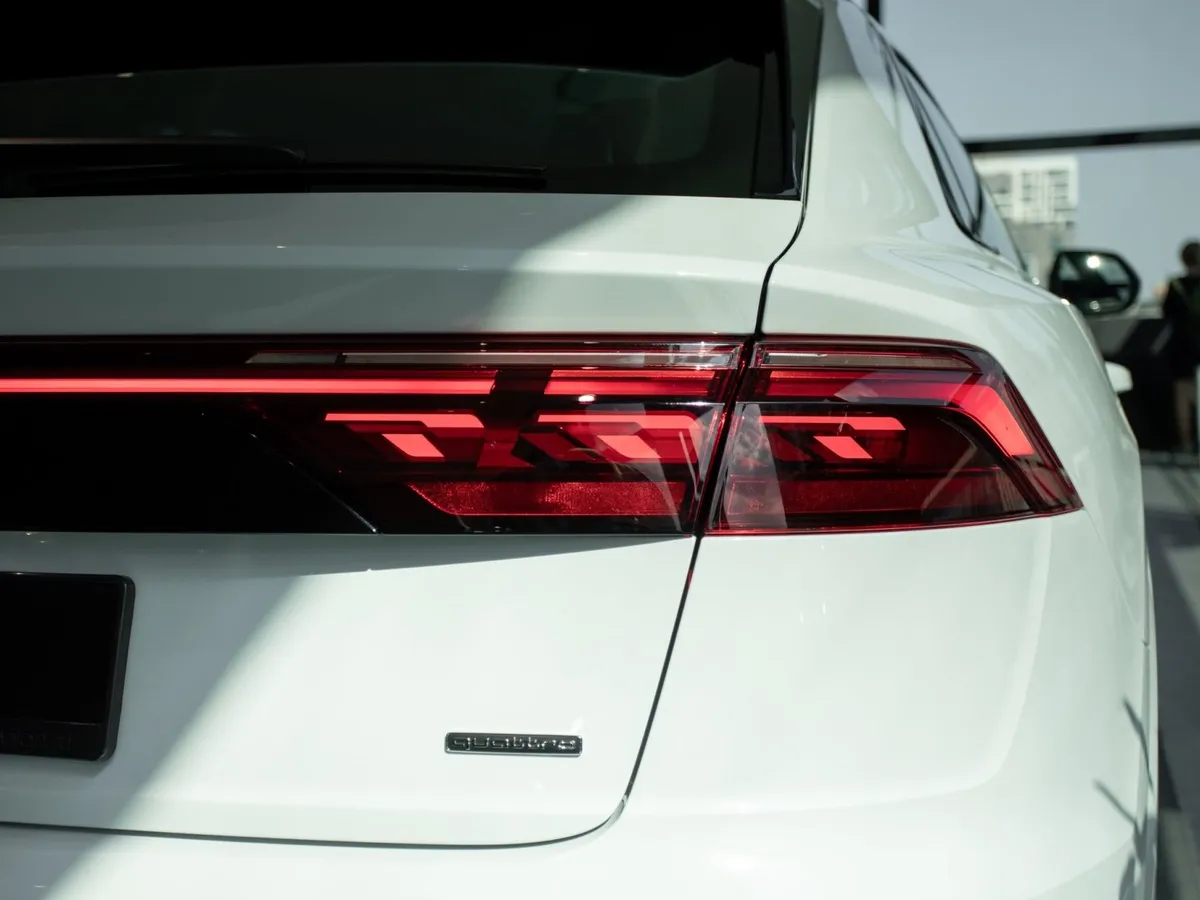 Audi Q8 3.0 TDI Tiptronic quattro (286 л.с.) Белый в АВИЛОН. Слайд №16
