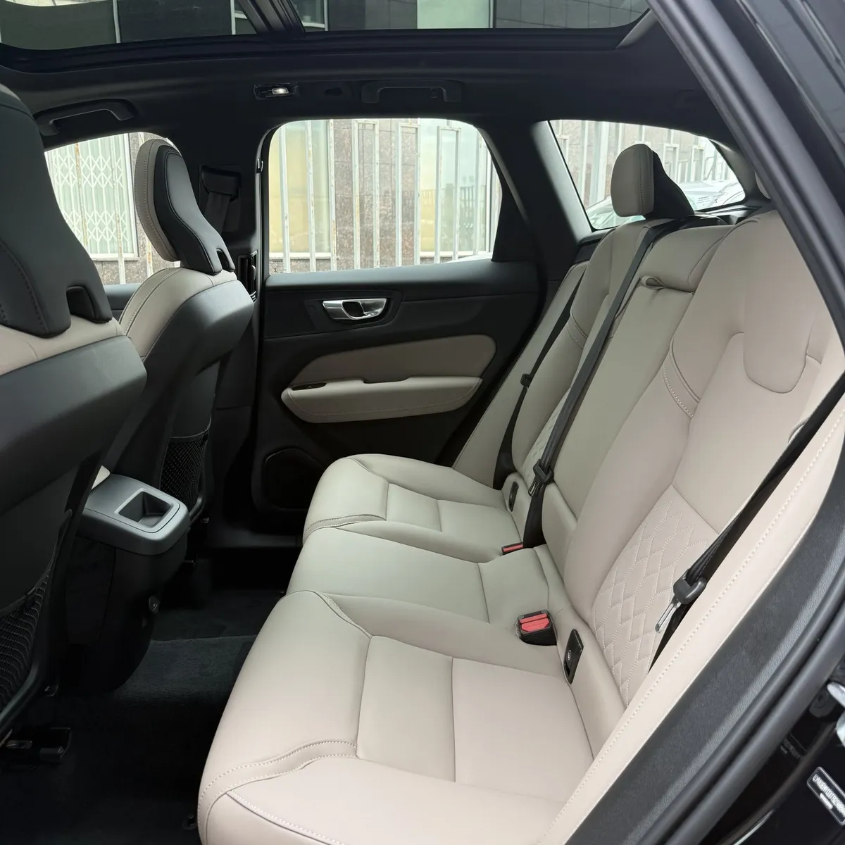 Volvo XC60 2.0 AT AWD (264 л.с.) Luxury Edition Черный в АВИЛОН. Слайд №9