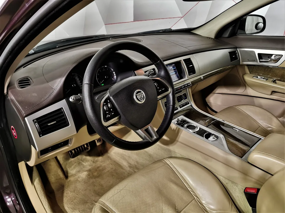 Jaguar XF 2.0 AT (240 л.с.) Luxury Коричневый в АВИЛОН. Слайд №17