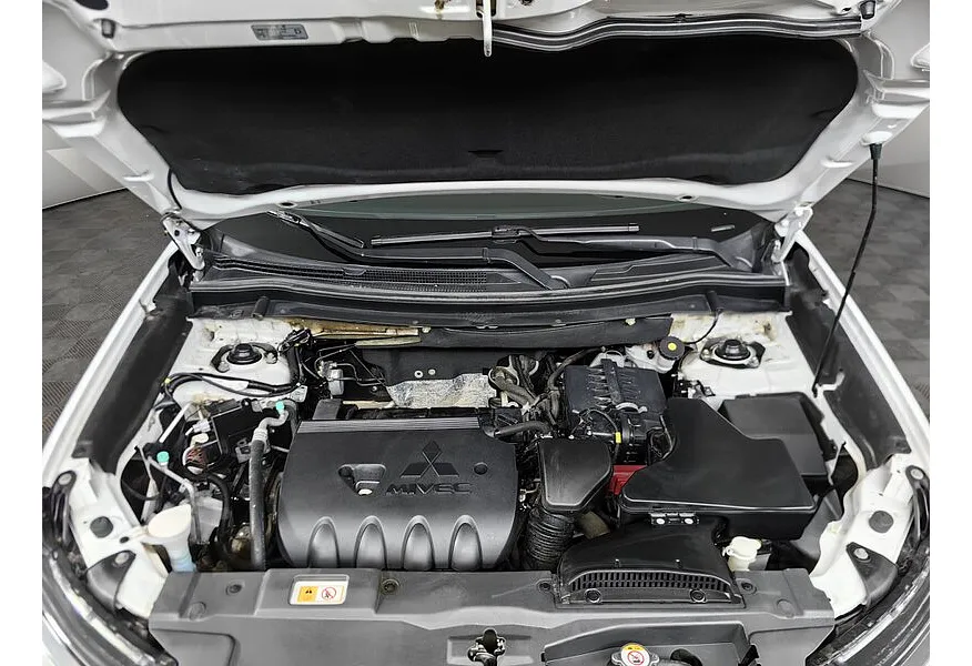 Mitsubishi Outlander 2.0 CVT (146 л.с.) Invite Белый в АВИЛОН. Слайд №11