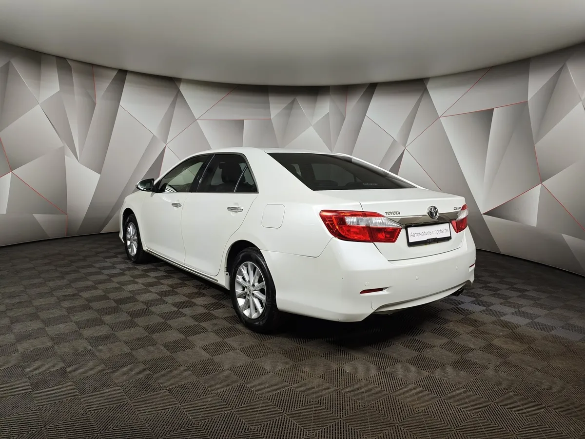 Toyota Camry 2.5 AT (181 л.с.) Стандарт Белый в АВИЛОН. Слайд №4