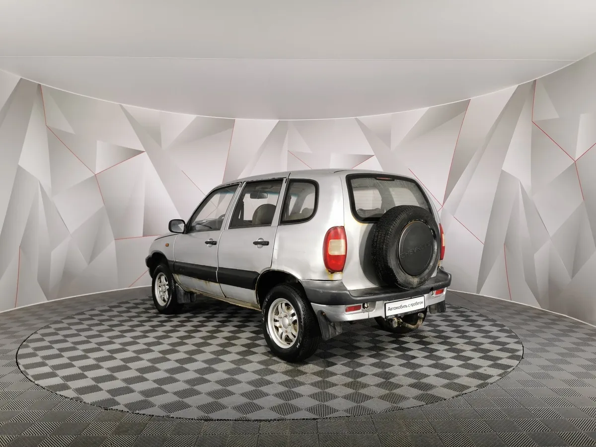 Chevrolet Niva 1.7 MT (80 л.с.) Серебристый в АВИЛОН. Слайд №4