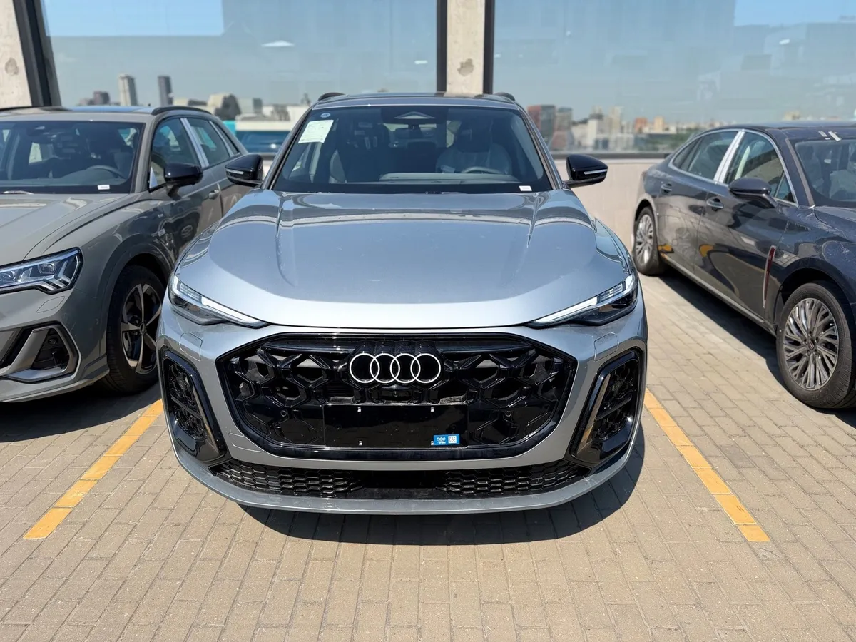 Audi Q5 L 2.0 40 TFSI S tronic quattro (204 л.с.) Серебристый в АВИЛОН. Слайд №2