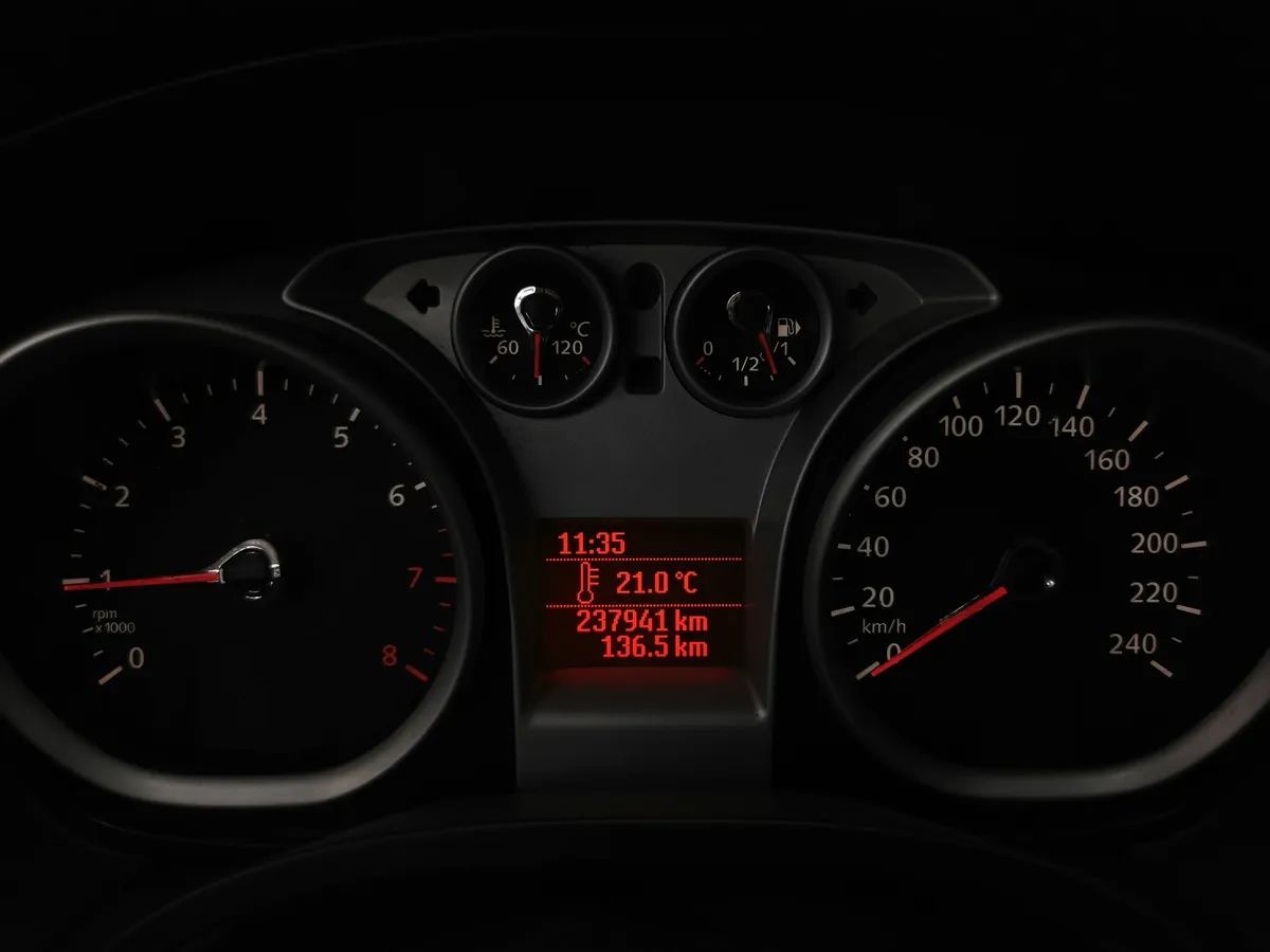 Ford Focus 1.6 MT (101 л.с.) Белый в АВИЛОН. Слайд №15