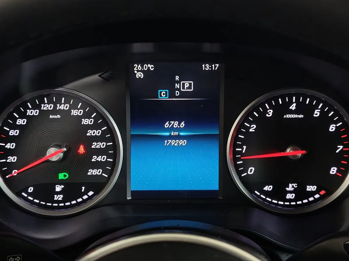 Mercedes-Benz GLC 200 9G-TRONIC 4MATIC (197 л.с.) Premium Серый в АВИЛОН. Слайд №18