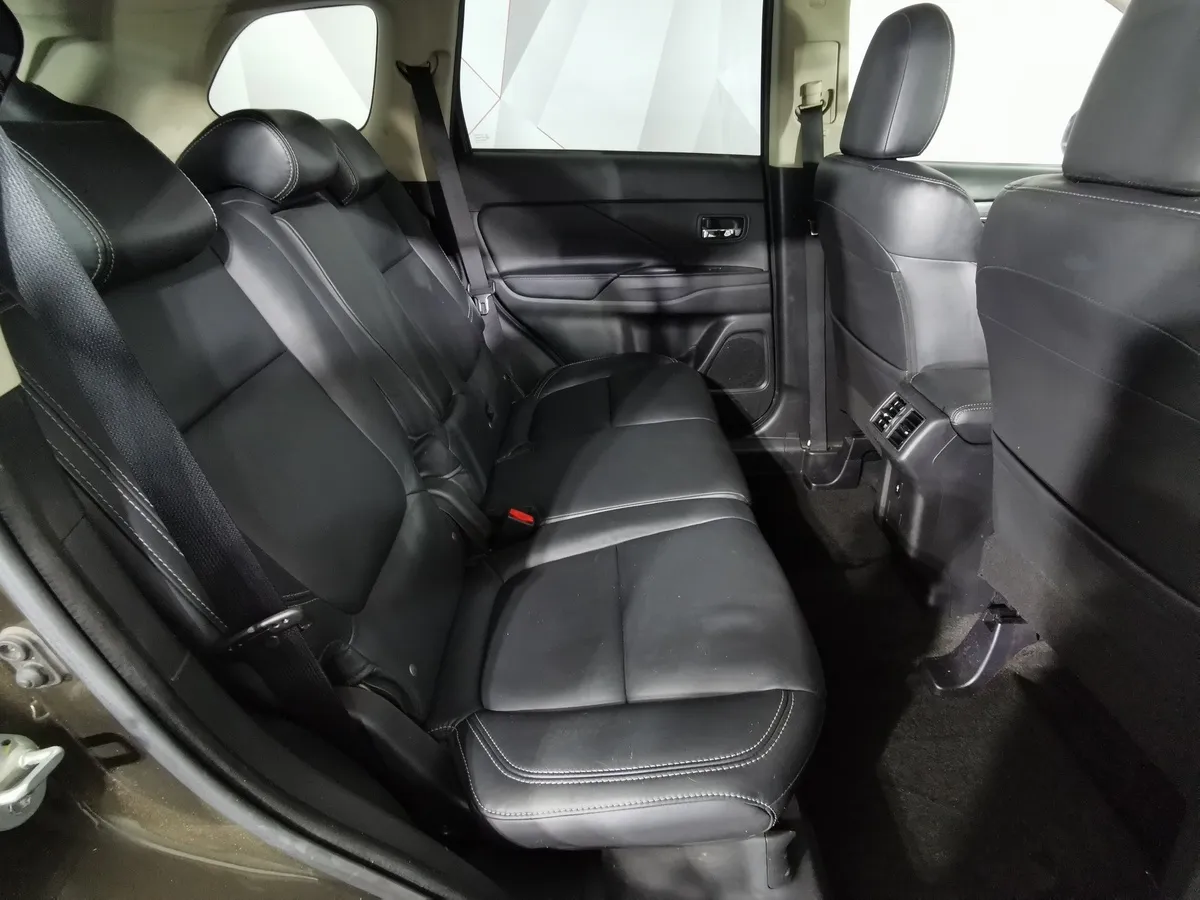 Mitsubishi Outlander 2.4 MIVEC CVT 4WD 7 мест (167 л.с.) Ultimate Коричневый в АВИЛОН. Слайд №15