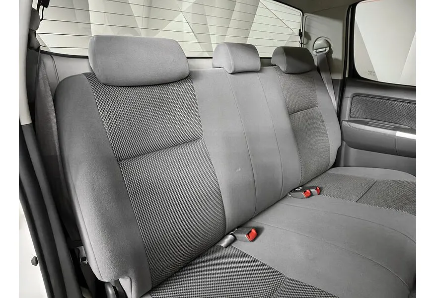 Toyota Hilux 2.5D MT Turbo AWD (144 л.с.) Стандарт Белый в АВИЛОН. Слайд №17