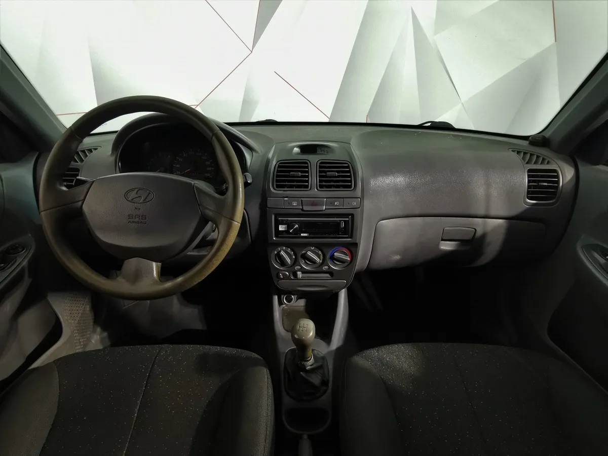 Hyundai Accent 1.5 MT (102 л.с.) Серебристый в АВИЛОН. Слайд №12