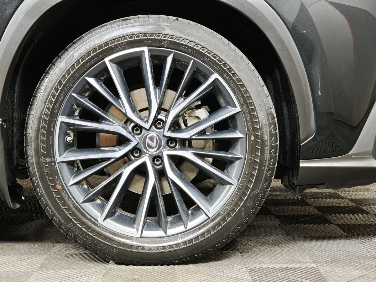 Lexus NX 2.5 AT AWD (200 л.с.) Luxury Черный в АВИЛОН. Слайд №9