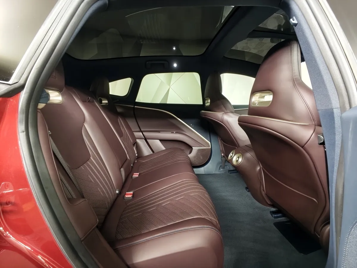 Avatr 11 Long Range Dual Motor AT 4WD (309 л.с.)  Luxury Edition  Красный в АВИЛОН. Слайд №15