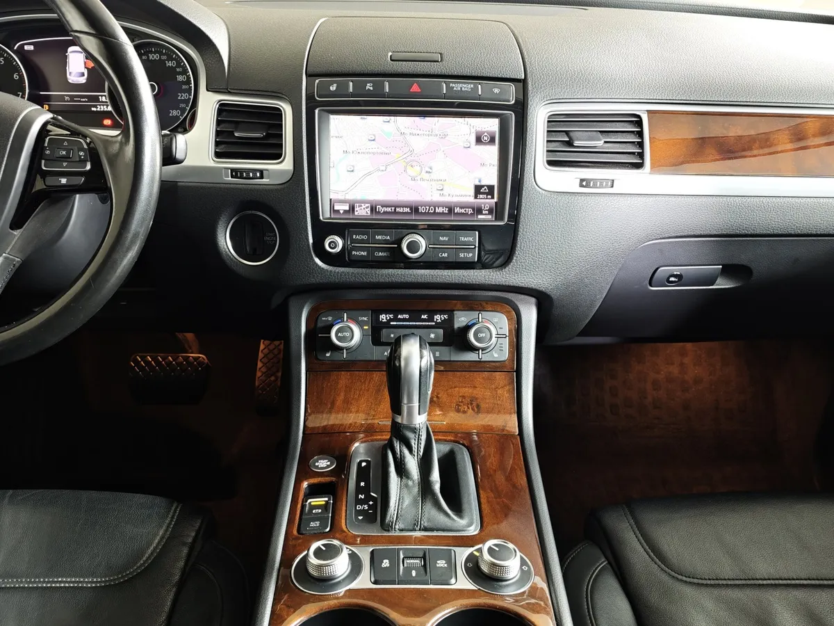 Volkswagen Touareg 3.6 FSI Tiptronic 4Motion (249 л.с.) V6 FSI Коричневый в АВИЛОН. Слайд №15