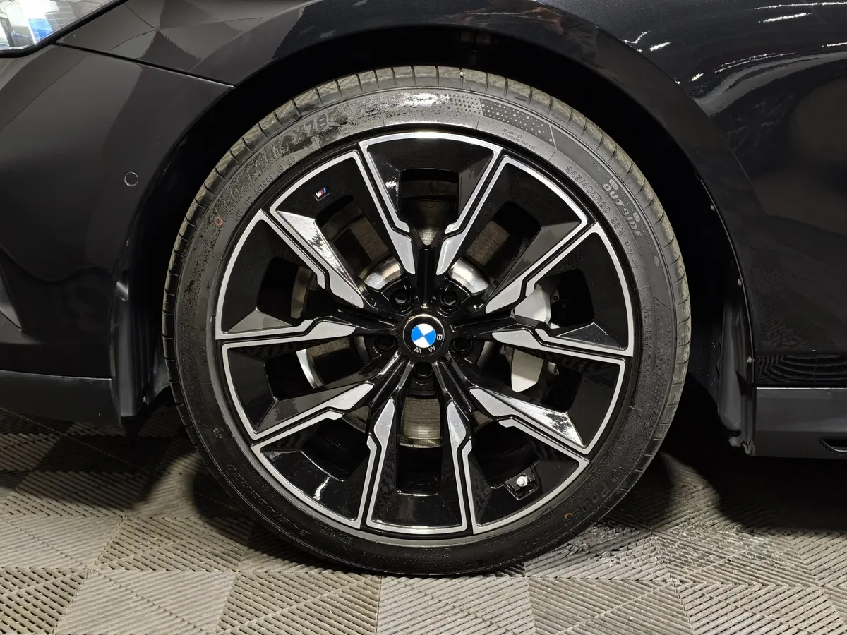 BMW 5 серия 530i xDrive AT (252 л.с.) Черный в АВИЛОН. Слайд №7