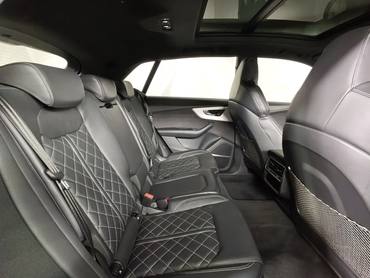 Audi Q8 55 TFSI Tiptronic quattro (340 л.с.) Серый в АВИЛОН. Слайд №15
