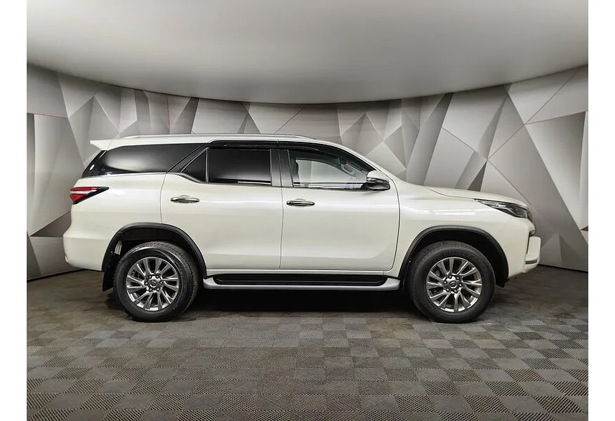 Toyota Fortuner 2.8d AT 4WD (200 л.с.) Белый в АВИЛОН. Слайд №6