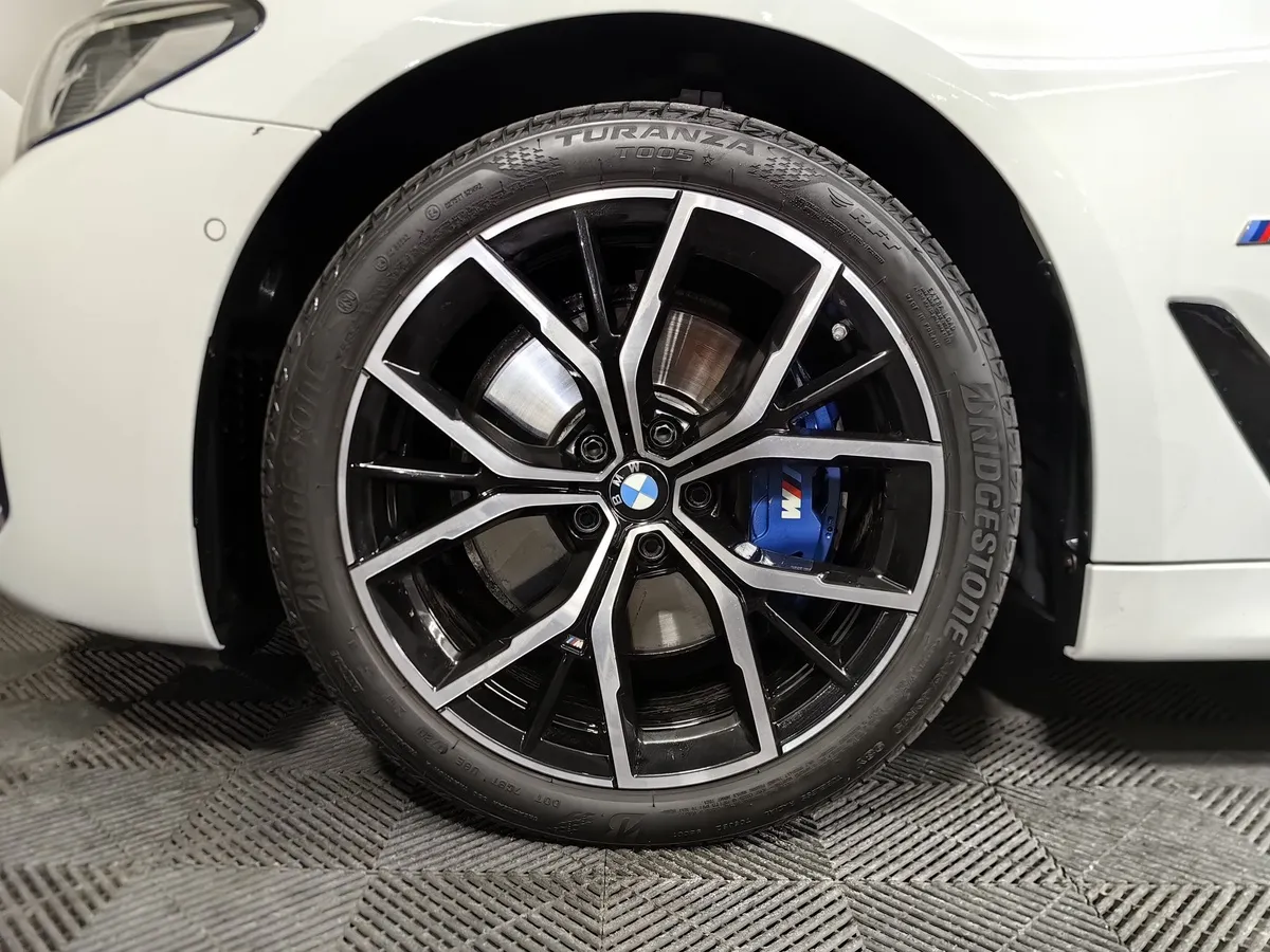 BMW 5 серия 530d xDrive Steptronic (249 л.с.) Base (Локальная сборка) Белый в АВИЛОН. Слайд №7