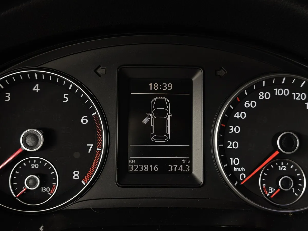 Volkswagen Golf 1.6 MT (102 л.с.) Trendline Черный в АВИЛОН. Слайд №17