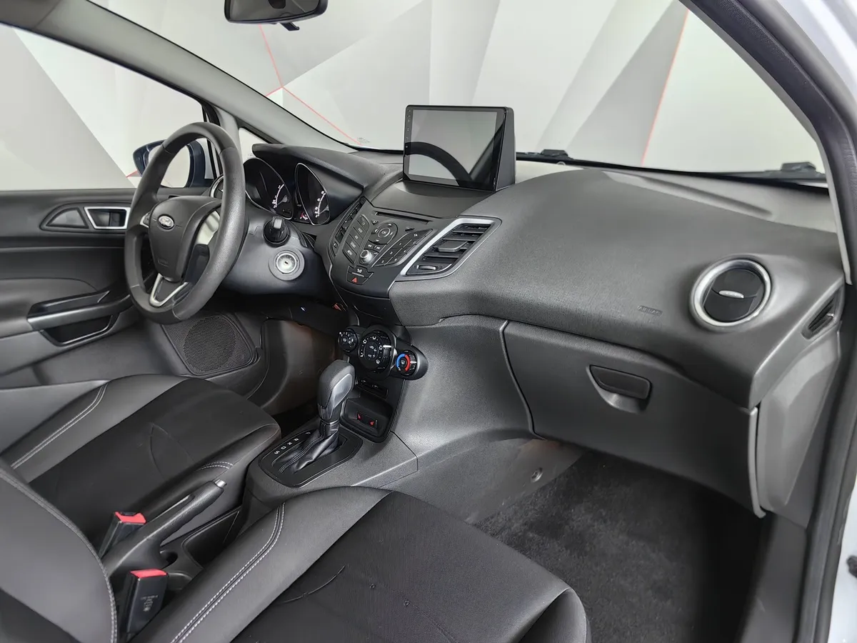 Ford Fiesta 1.4 MT (80 л.с.) Ghia Белый в АВИЛОН. Слайд №13