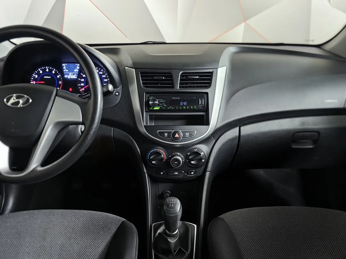 Hyundai Solaris 1.6 MT (123 л.с.) Optima Черный в АВИЛОН. Слайд №15