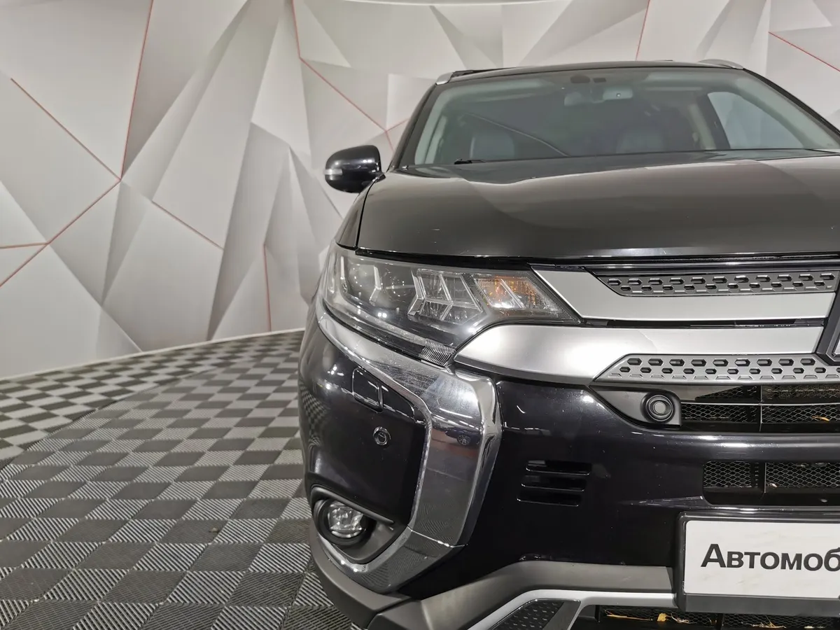 Mitsubishi Outlander 2.4 MIVEC CVT 4WD (167 л.с.) Ultimate Черный в АВИЛОН. Слайд №10
