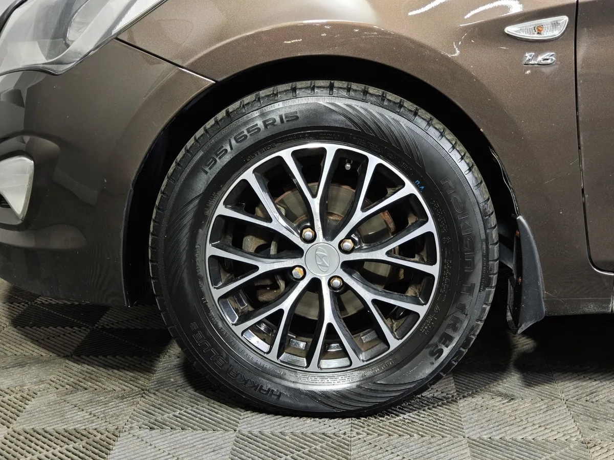 Hyundai Solaris 1.6 AT (123 л.с.) Classic + AC Коричневый в АВИЛОН. Слайд №9