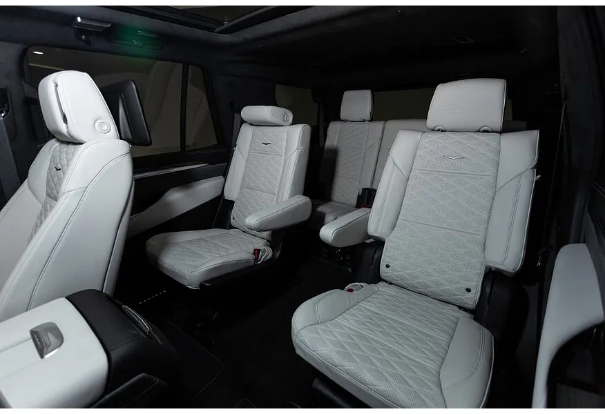 Cadillac Escalade 6.2 V8 AT AWD (420 л.с.) Sport Platinum Черный в АВИЛОН. Слайд №10