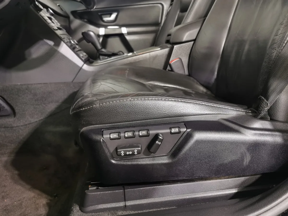 Volvo XC90 2.5 T5 Geartronic AWD (5 мест) (210 л.с.) Черный в АВИЛОН. Слайд №19