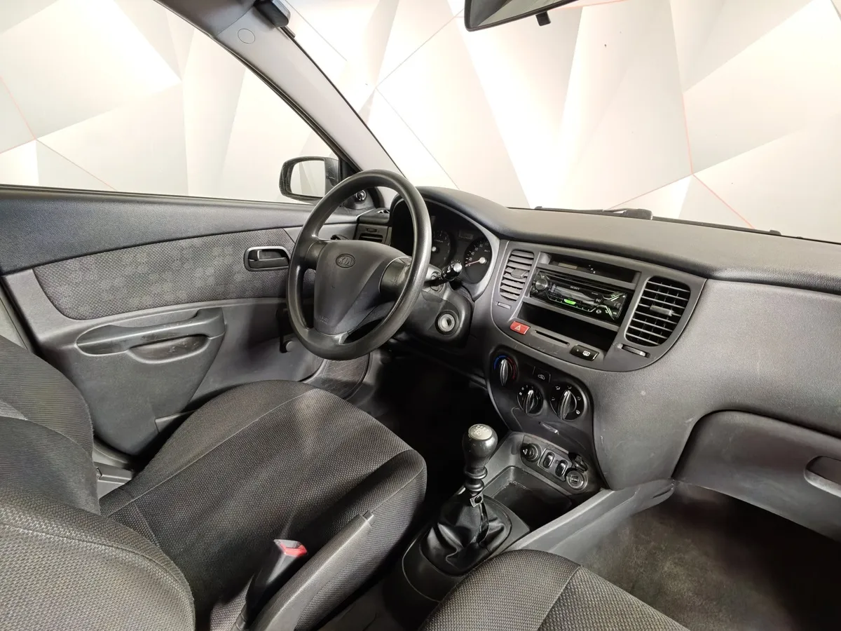 Kia Rio 1.4 MT (97 л.с.) Бежевый в АВИЛОН. Слайд №11