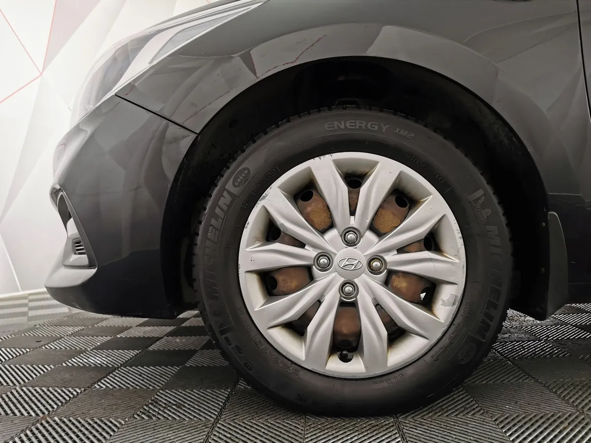 Hyundai Solaris 1.6 AT (123 л.с.) Comfort + Advanced + Winter Черный в АВИЛОН. Слайд №9