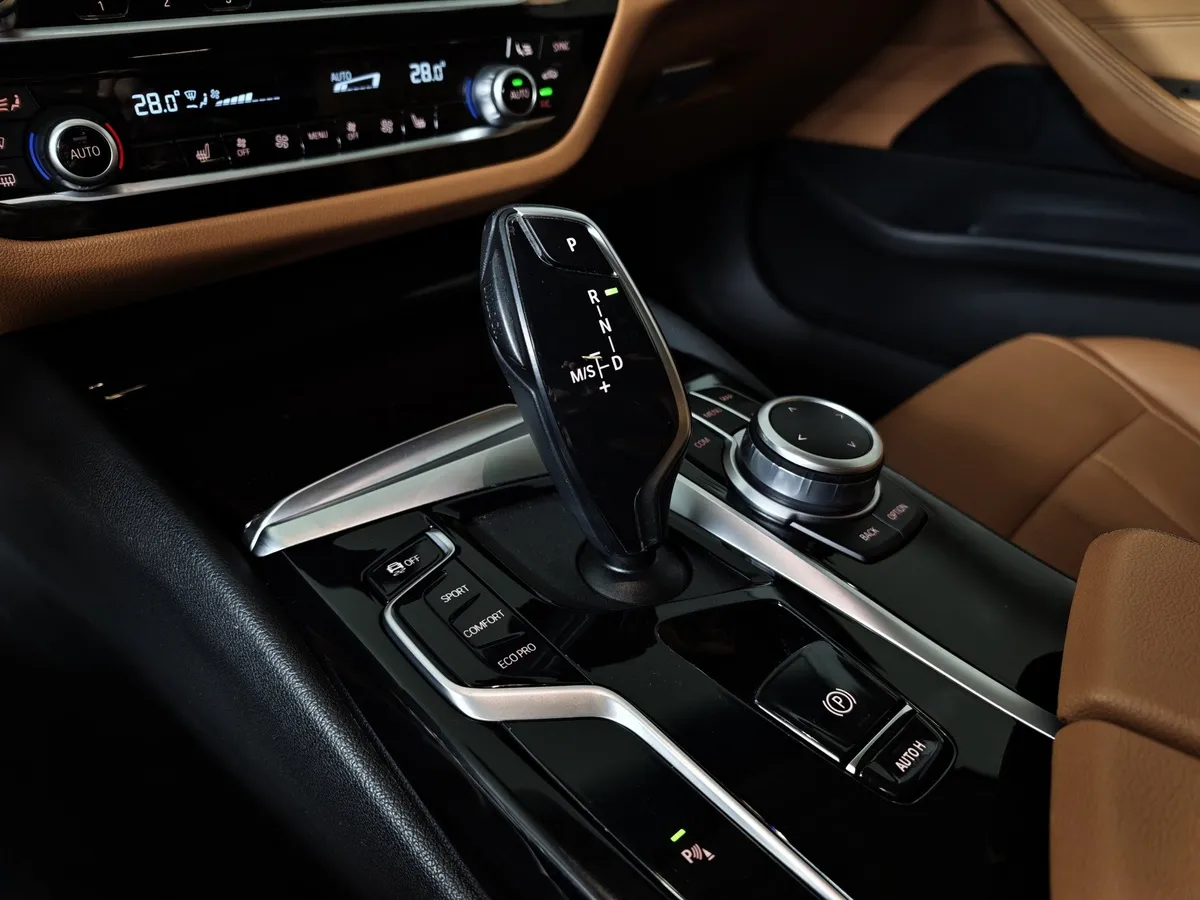 BMW 5 серия 520d xDrive Steptronic (190 л.с.) Base (Локальная сборка) Белый в АВИЛОН. Слайд №17