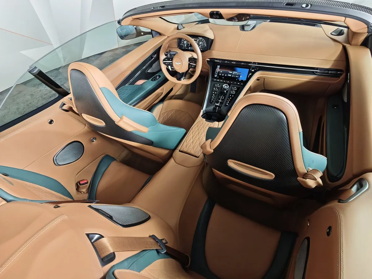Aston Martin DB12 Volante 5.2 V12 AT (600 л.с.) Зеленый в АВИЛОН. Слайд №33