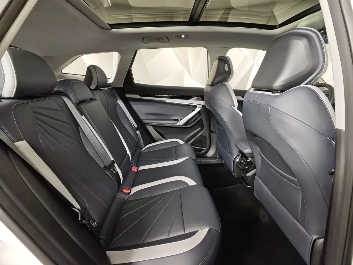 Geely Atlas 2.0T AT 4WD (200 л.с.) Флагман Белый в АВИЛОН. Слайд №16