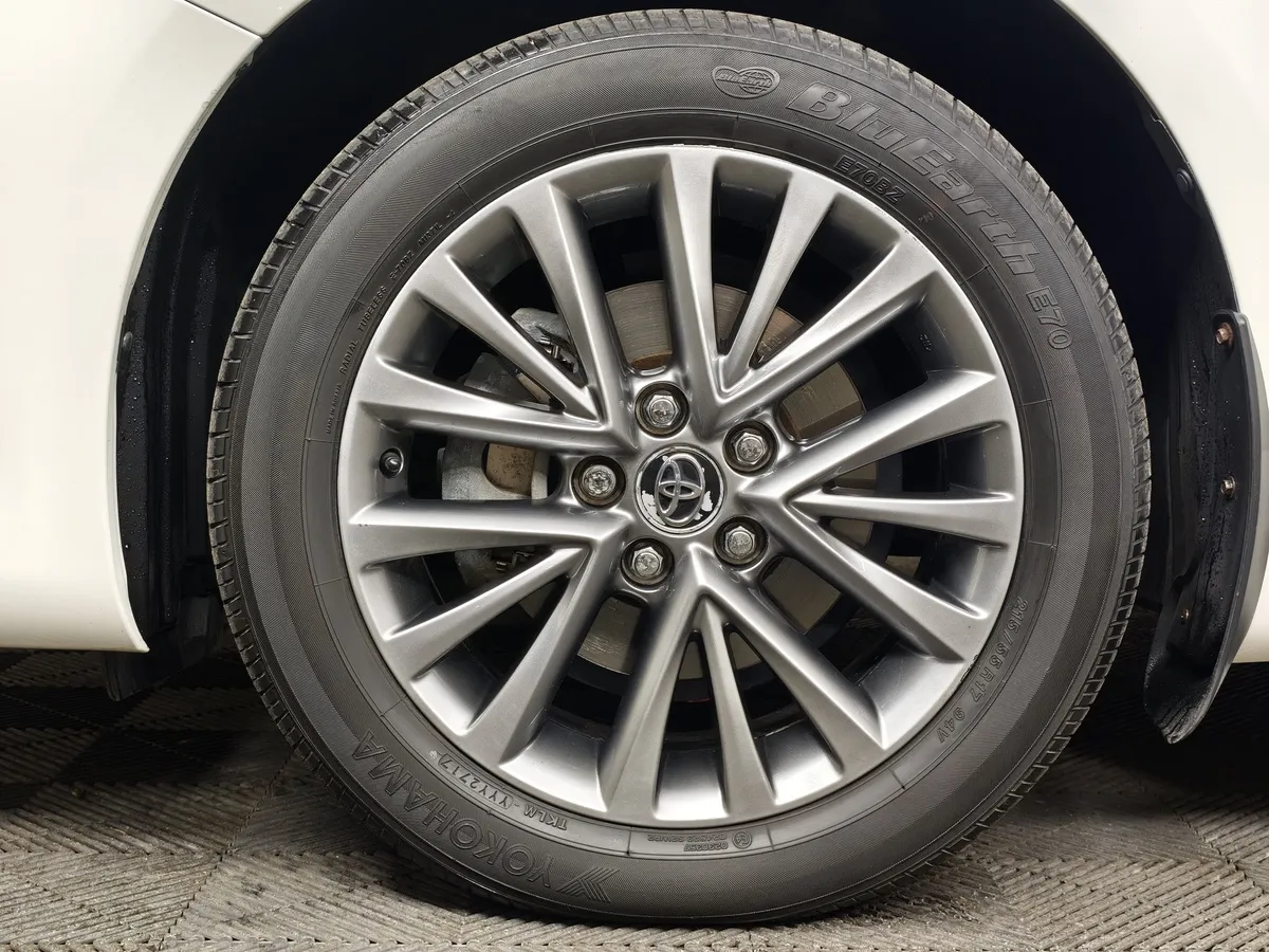 Toyota Camry 2.5 AT (181 л.с.) Белый в АВИЛОН. Слайд №8