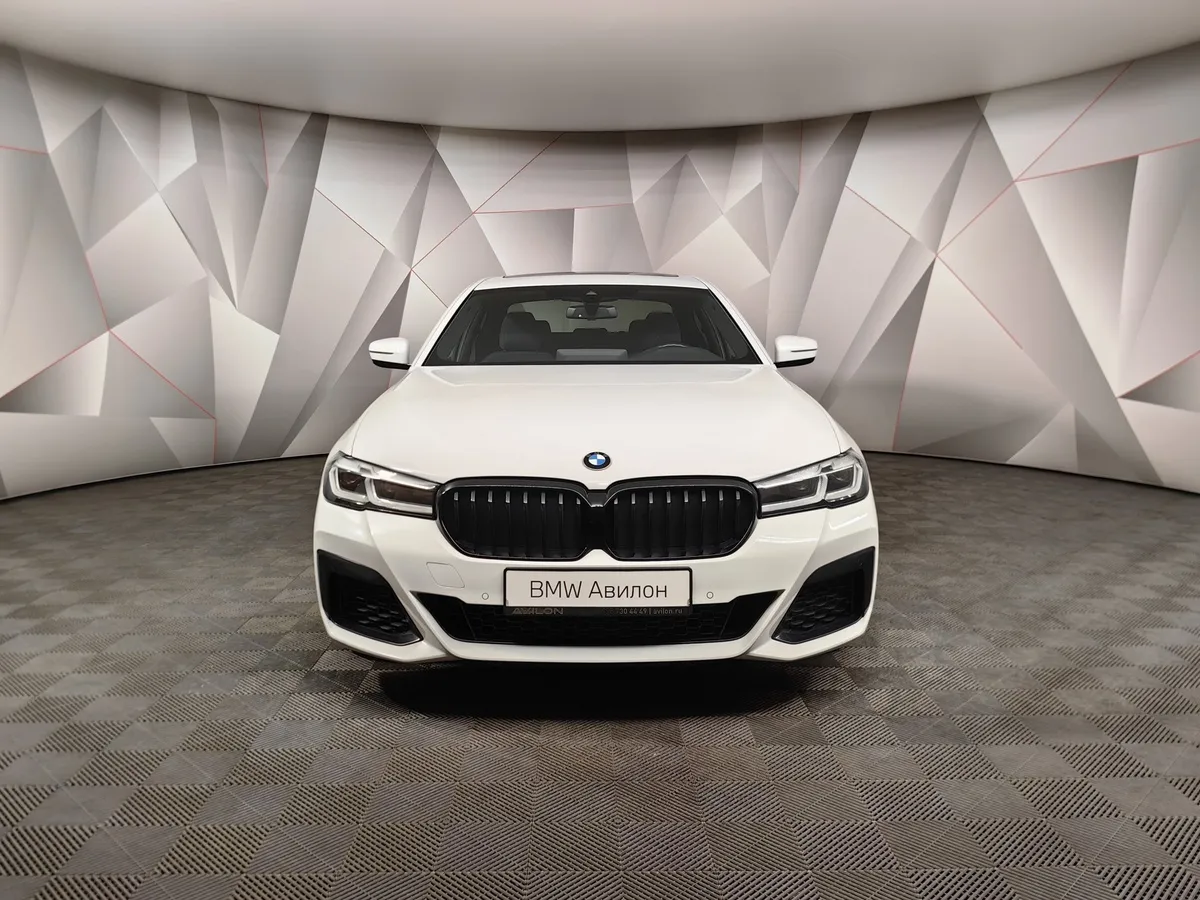 BMW 5 серия 540i xDrive Steptronic (340 л.с.) M Sport Pro Белый в АВИЛОН. Слайд №3