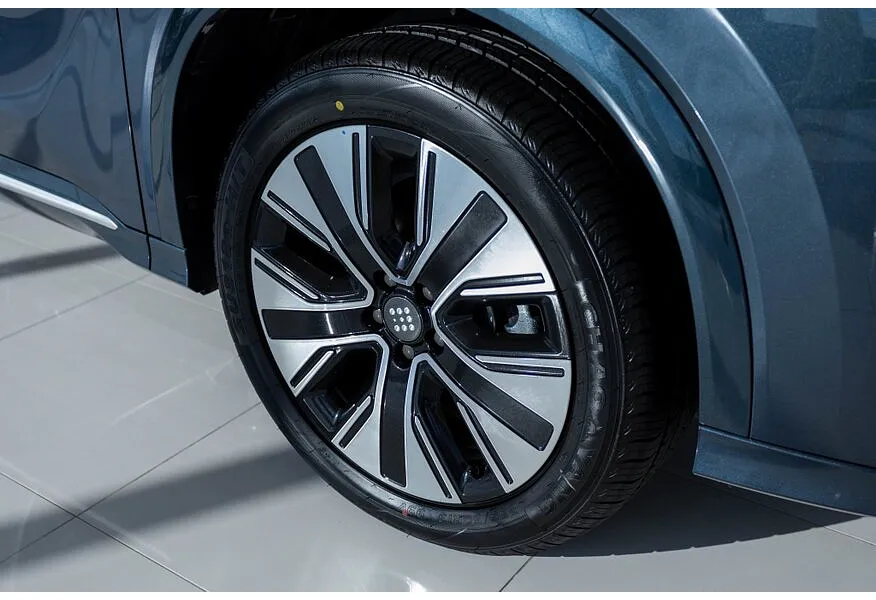 EVOLUTE i-SPACE 1.5 CVT (218 л.с.) (5 мест) Серый в АВИЛОН. Слайд №17