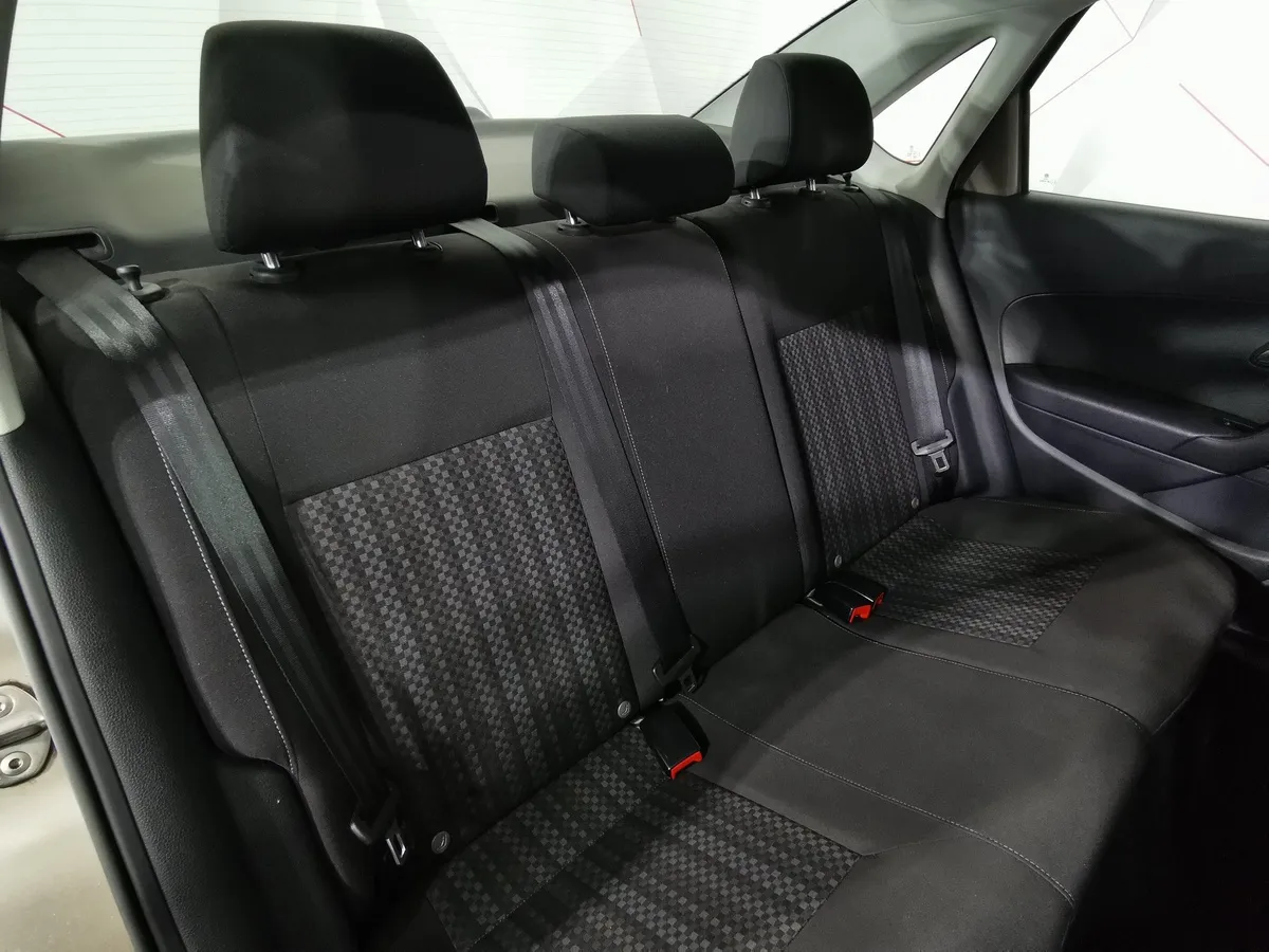 Volkswagen Polo 1.6 MPI AT (110 л.с.) Бежевый в АВИЛОН. Слайд №16