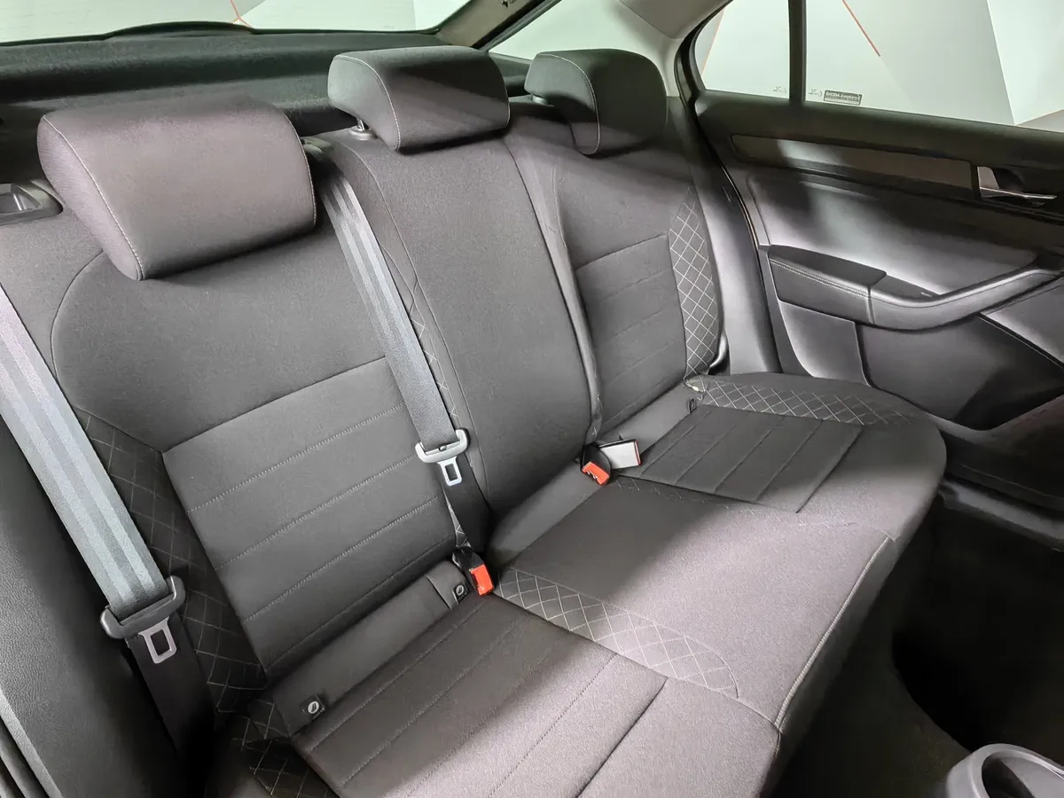 Skoda Rapid 1.6 AT (110 л.с.) Белый в АВИЛОН. Слайд №17