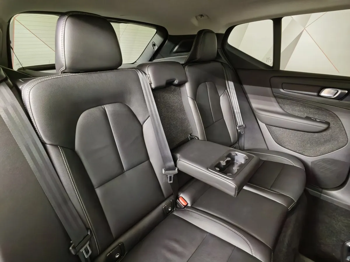 Volvo XC40 2.0 B4 AT AWD (190 л.с.) Deluxe Белый в АВИЛОН. Слайд №17