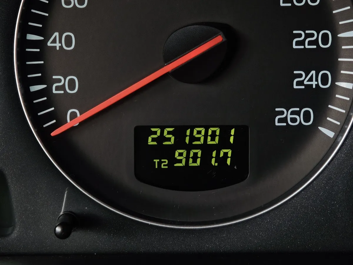 Volvo XC90 2.5 T5 Geartronic AWD (5 мест) (210 л.с.) Серебристый в АВИЛОН. Слайд №17