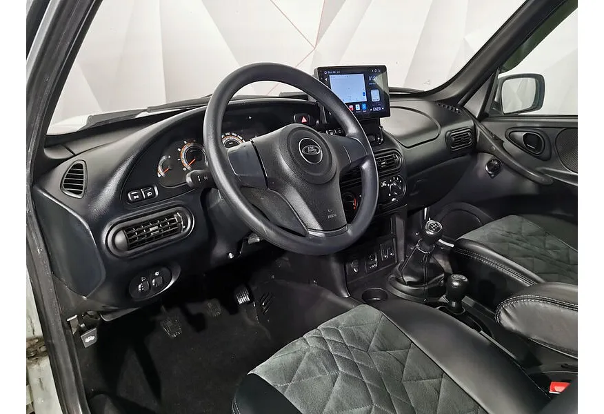 ВАЗ (Lada) Niva 1.7 MT 4WD (80 л.с.) Black Белый в АВИЛОН. Слайд №18