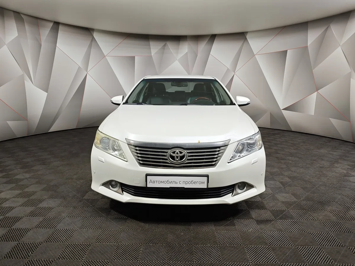 Toyota Camry 2.5 AT (181 л.с.) Стандарт Белый в АВИЛОН. Слайд №7