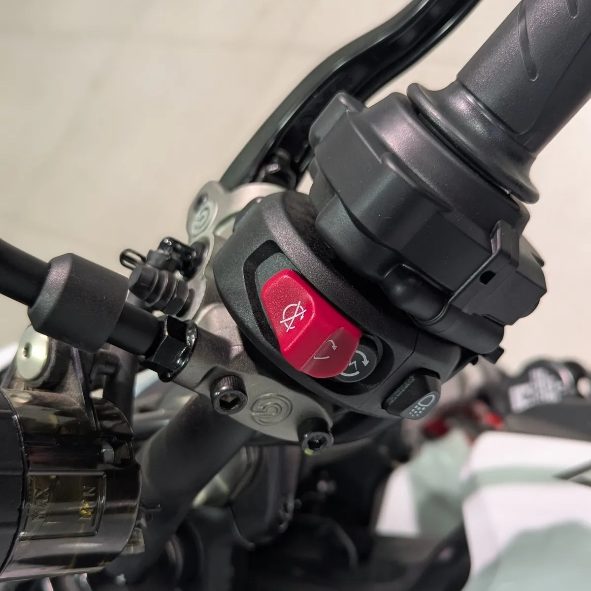 Ducati Monster Plus Plus 937 см³ 937 Белый в АВИЛОН. Слайд №11