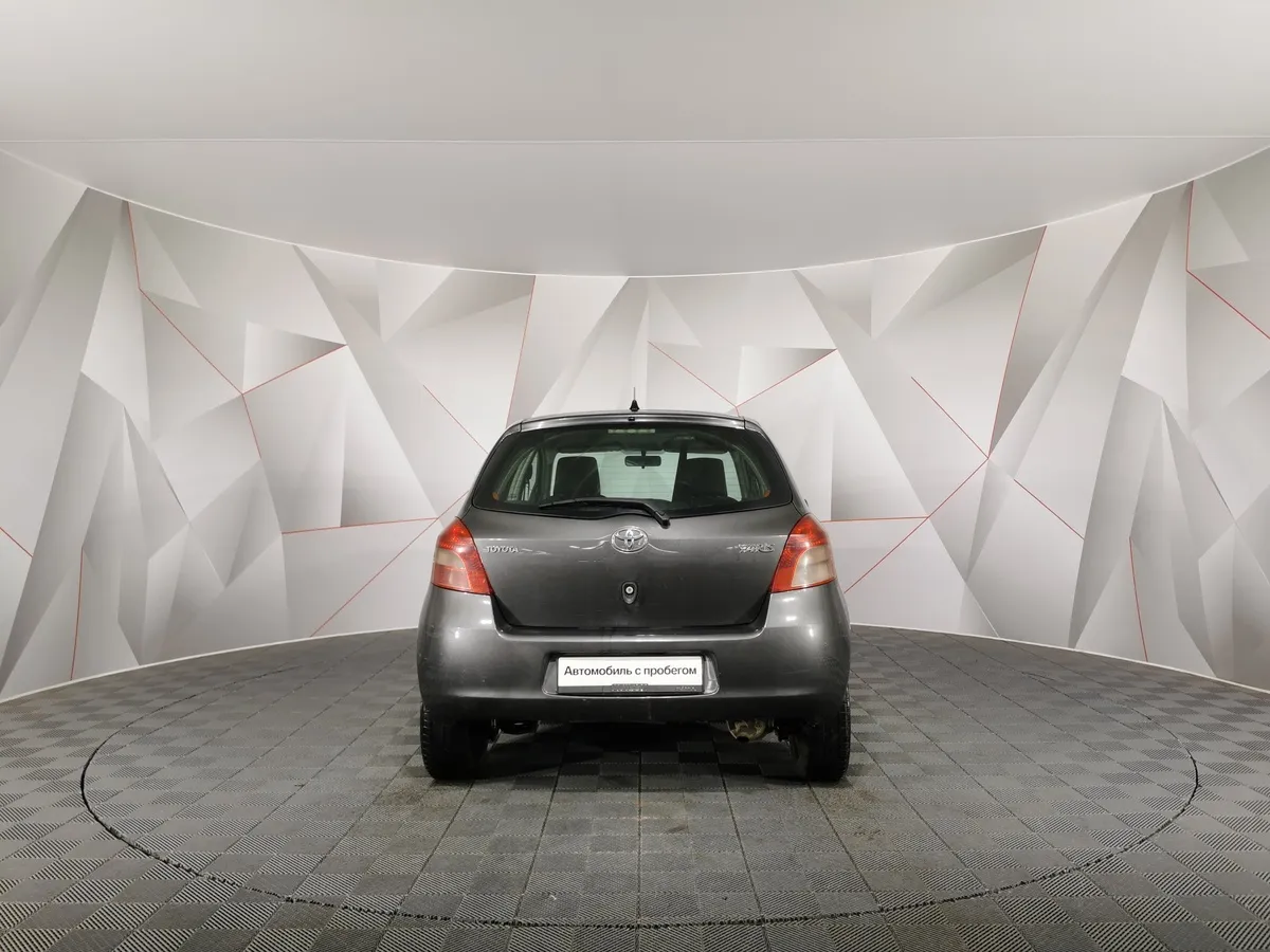 Toyota Yaris 1.3 MMT (87 л.с.) Серый в АВИЛОН. Слайд №8