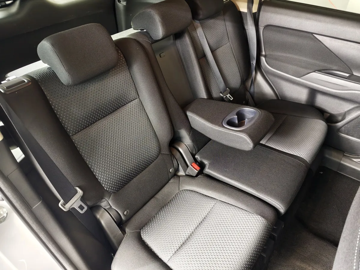 Mitsubishi Outlander 2.0 CVT (146 л.с.) Invite Белый в АВИЛОН. Слайд №17