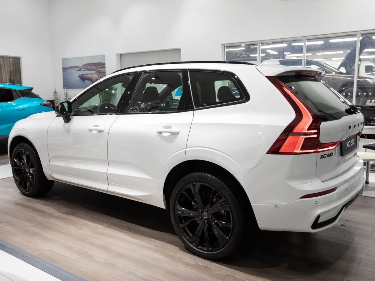 Volvo XC60 2.0 B5 8AT AWD (250 л.с.) Ultra Белый в АВИЛОН. Слайд №5